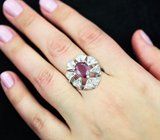 Эффектное серебряное кольцо с рубином и кристаллическими эфиопскими опалами
