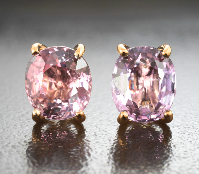Золотые пусеты с крупными розово-пурпурными шпинелями 3,89 карата