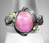 Серебряное кольцо с корундом и перидотами