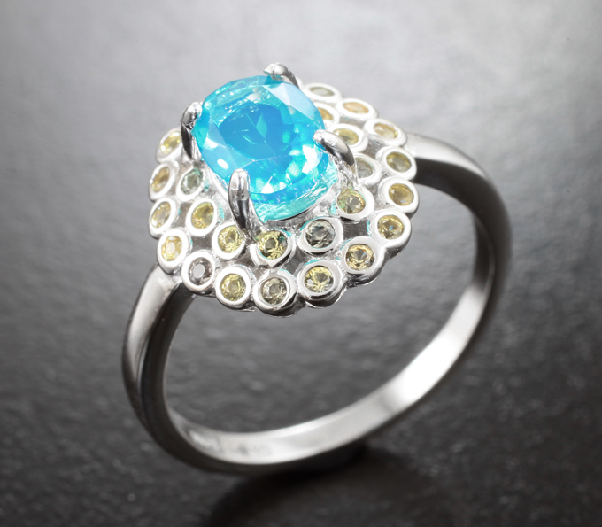 Яркое серебряное кольцо с ограненным опалом и сапфирами