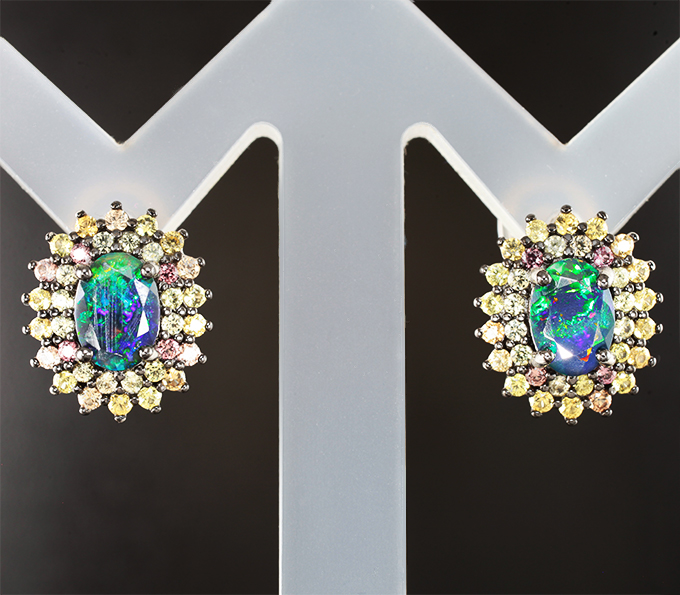 Праздничные серебряные серьги с ограненными черными опалами и разноцветными сапфирами