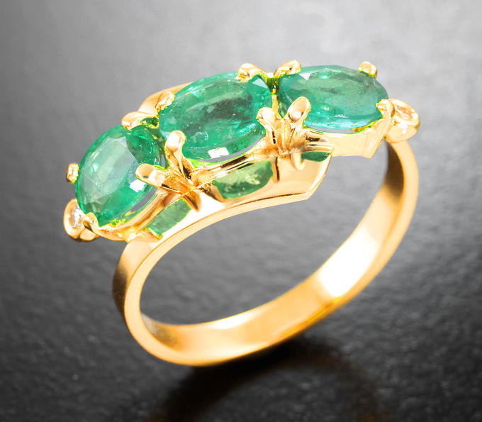 Золотое кольцо с яркими насыщенными уральскими изумрудами 1,8 карата и бриллиантами