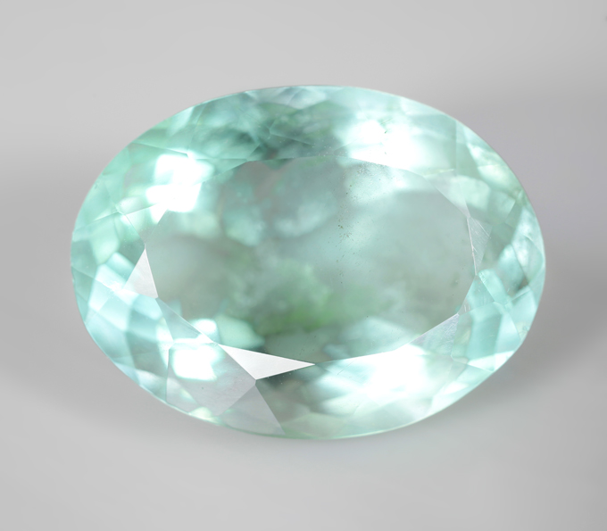 «Неоновый» голубовато-зеленый флюорит 16,87 карата