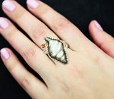 Серебряное кольцо с резной перламутровой раковиной, гранатом и турмалинами