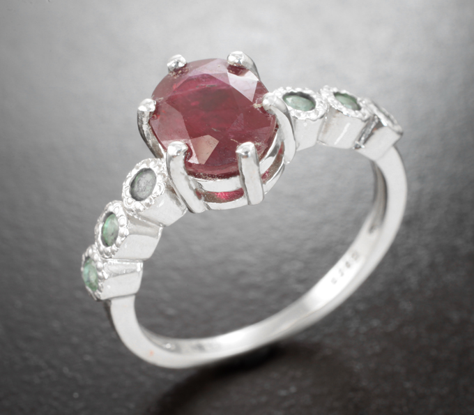 Серебряное кольцо с ярким рубином и изумрудами