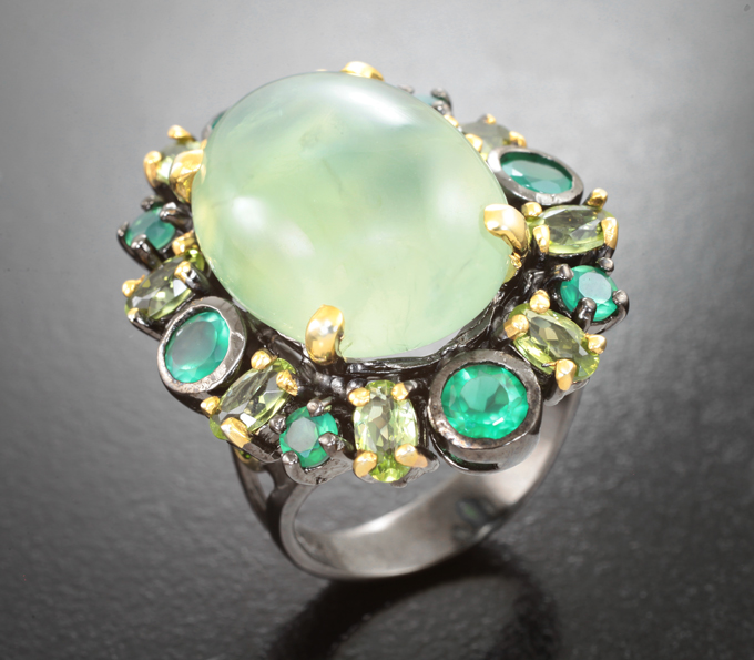 Серебряное кольцо с пренитом, хризопразом и перидотами