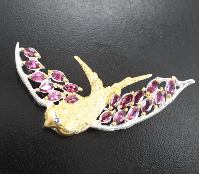 Скульптурная серебряная брошь с родолитами и сапфиром