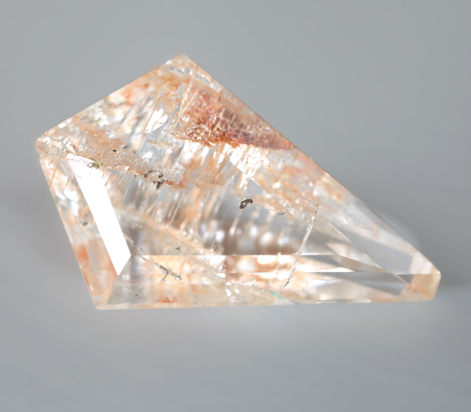 Редкий бесцветный топаз с включениями рутила авторской огранки 13,57 карата