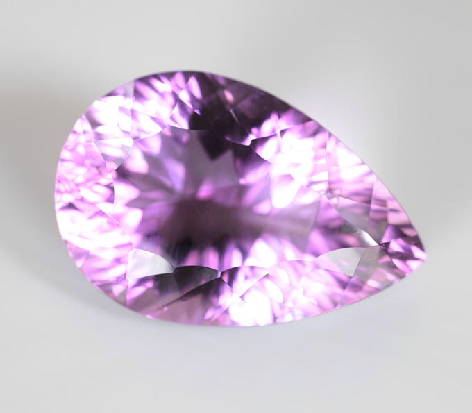 Чистейший крупный аметист лазерной огранки 23,57 карата