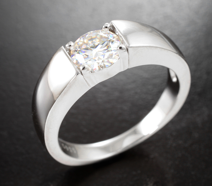 Серебряное кольцо с муассанитом топовой огранки  1,13 карата