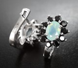 Чудесные серебряные серьги с халцедоном и черными шпинелями
