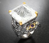 Серебряное кольцо с резным бесцветным кварцем, аметистом и голубыми топазами