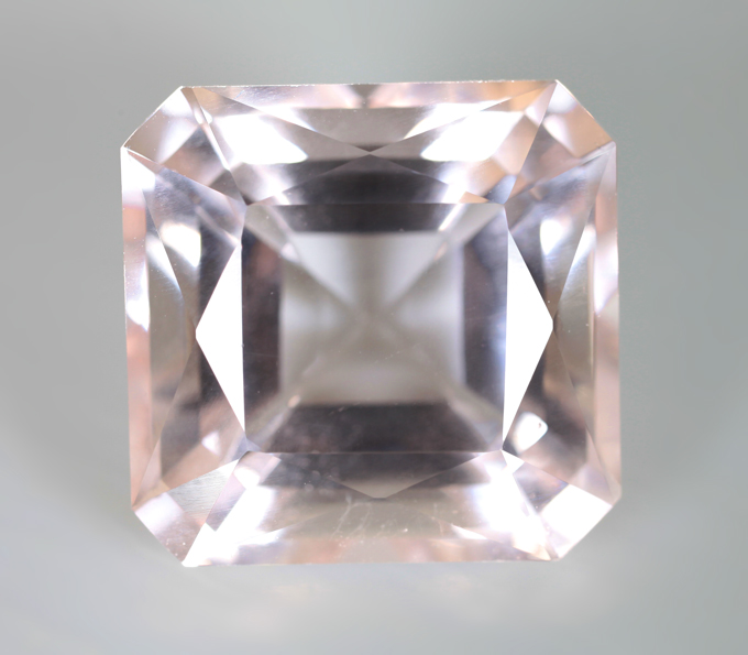 Чистейший крупный морганит 15,14 карата