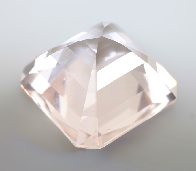 Чистейший крупный морганит 15,14 карата 