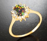 Золотое кольцо с ярким ограненным черным опалом топового качества 0,61 карата и лейкосапфирами