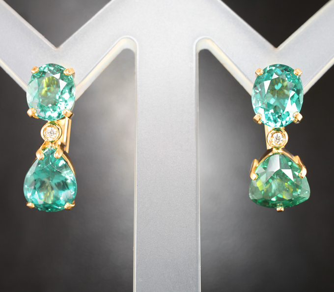 Золотые серьги с «неоновыми» апатитами цвета параиба 6,54 карата и бриллиантами