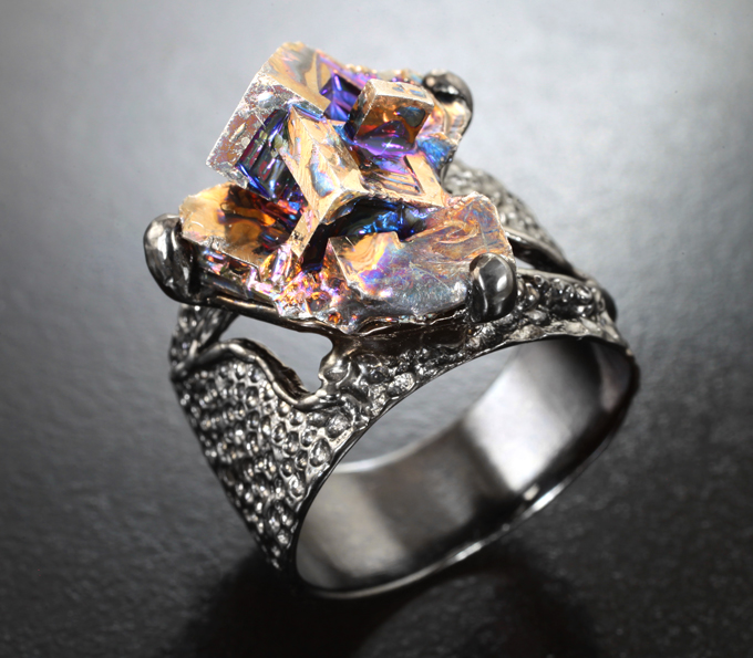 Серебряное кольцо с кристаллами висмута