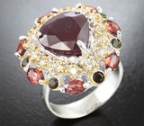 Серебряное кольцо с крупным рубином 7,84 карата, альмандинами гранатами и ограненными черными опалами