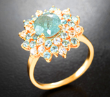 Золотое кольцо с насыщенным параиба турмалином 2 карата, россыпью "неоновых" апатитов и бесцветных сапфиров Золото