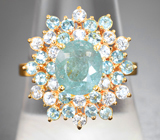 Золотое кольцо с насыщенным параиба турмалином 2 карата, россыпью "неоновых" апатитов и бесцветных сапфиров Золото