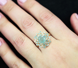 Золотое кольцо с насыщенным параиба турмалином 2 карата, россыпью "неоновых" апатитов и бесцветных сапфиров Золото