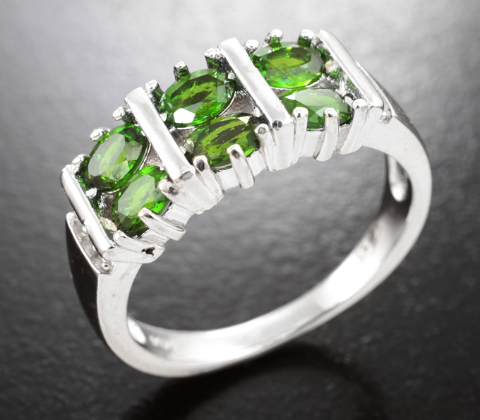 Яркое серебряное кольцо с диопсидами