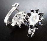 Серебряные серьги с ограненным лунным камнем и черными шпинелями