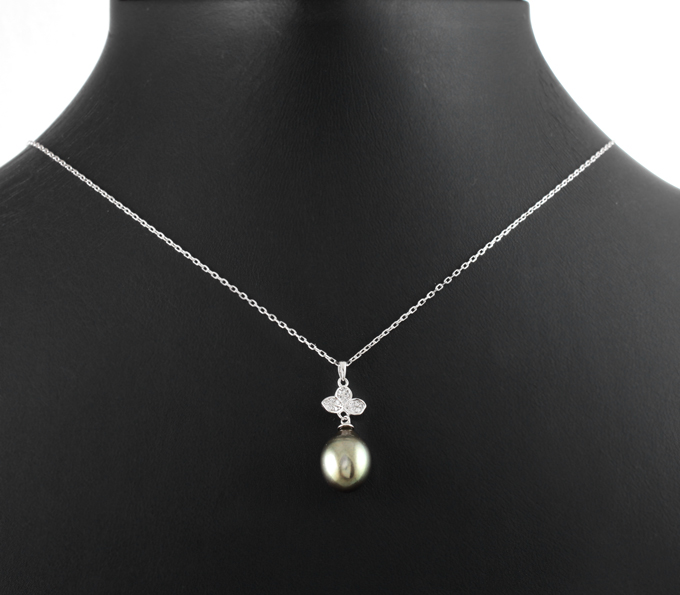 Серебряное колье с цветным жемчугом