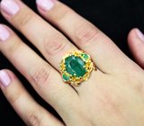 Золотое кольцо с крупным насыщенным уральским изумрудом 5,53 карата, «неоновыми» изумрудами и бриллиантами