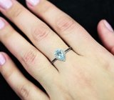 Изящное cеребряное кольцо с голубым топазом и черными шпинелями
