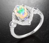 Изысканное серебряное кольцо с ярким ограненным эфиопским опалом и танзанитами