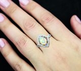 Изысканное серебряное кольцо с ярким ограненным эфиопским опалом и танзанитами
