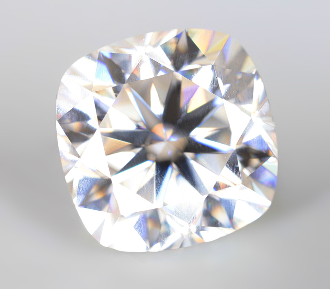 Бесцветный муассанит топовой огранки 5,11 карата