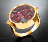 Золотое кольцо с россыпью кристаллов рубиновой шпинели 6,81 карата под сапфировыми стеклами и ограненными шпинелями