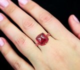 Золотое кольцо с крупным насыщенным и яркими «неоновыми» рубинами 17,74 карата Золото