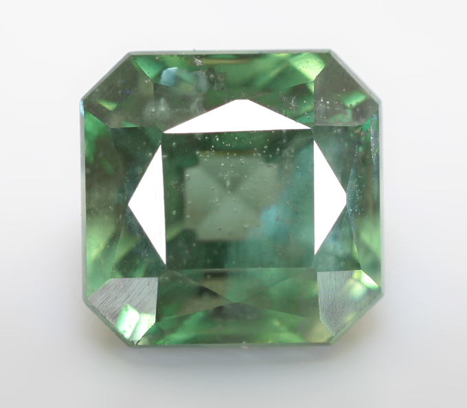 Полихромный "неоновый" апатит 2,89 карата