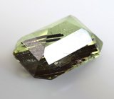 Перидот с включениями рутила 7,96 карата 