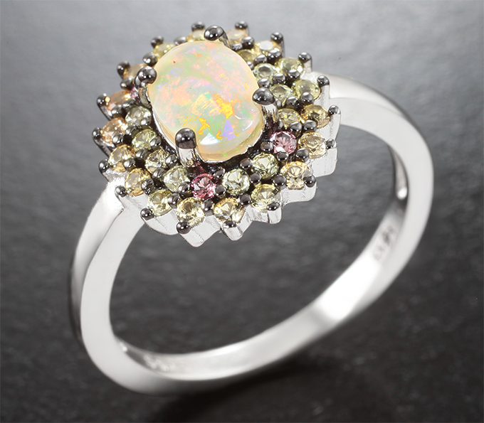 Серебряное кольцо с ограненным эфиопским опалом и разноцветными сапфирами бриллиантовой огранки