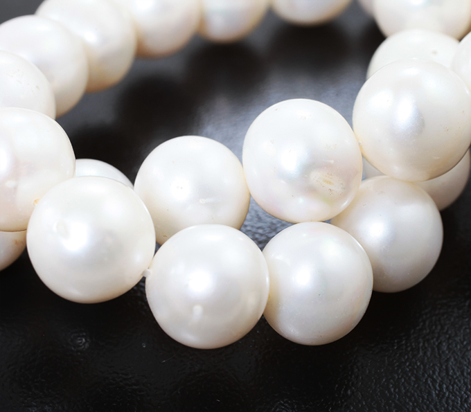 Набор из 35 крупных кремово-белых морских жемчужин барокко на нити 394,45 карата