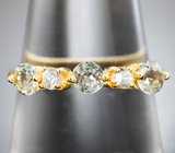 Золотое кольцо с пастельно-зелеными диаспорами высокой чистоты 0,63 карата и лейкосапфирами Золото