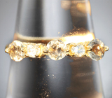 Золотое кольцо с пастельно-зелеными диаспорами высокой чистоты 0,63 карата и лейкосапфирами Золото