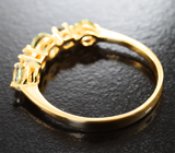 Золотое кольцо с пастельно-зелеными диаспорами высокой чистоты 0,63 карата и лейкосапфирами Золото