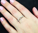 Золотое кольцо с пастельно-зелеными диаспорами высокой чистоты 0,63 карата и лейкосапфирами Золото