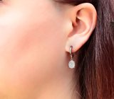 Элегантные серебряные серьги с лунным камнем