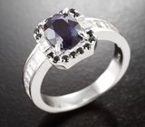 Эффектное серебряное кольцо с насыщенно-синим сапфиром и черными шпинелями
