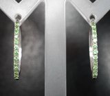 Эффектные серебряные серьги с цаворитами