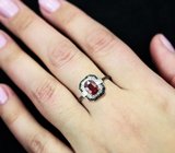 Эффектное серебряное кольцо с ярким рубином и черными шпинелями