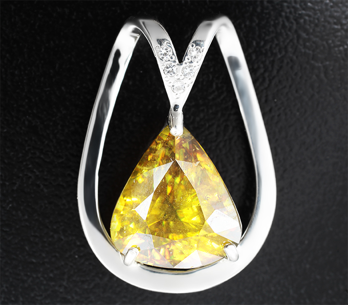 Кулон с крупным желто-зеленым сфеном 7,69 карата и бесцветными цирконами