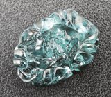 Брошь с резным индиголит турмалином 5,55 карата и «неоновыми» изумрудами