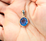 Золотой кулон с чистейшим насыщенным флюоритом с контрастной сменой цвета 5,93 карата и синими сапфирами